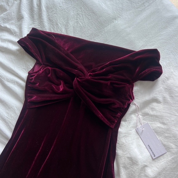 Reformation off-shoulder velvet dress - Picture 4 of 8